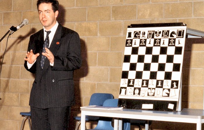 Paul Motwani als Schachinstruktor