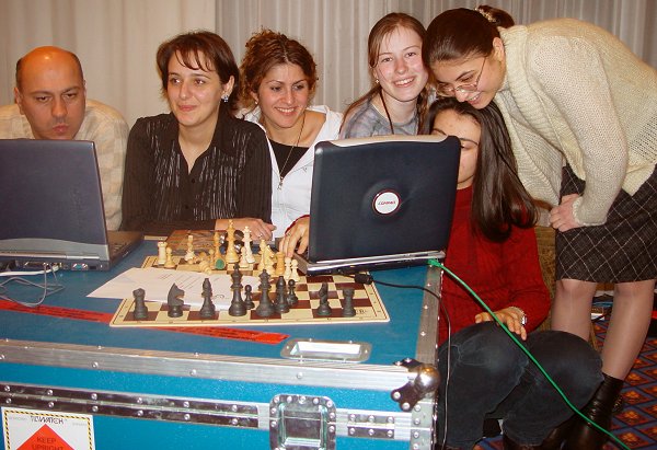 Zurab Azmaiparashvili und Schach-Damen bei der Frauen-EM 2004