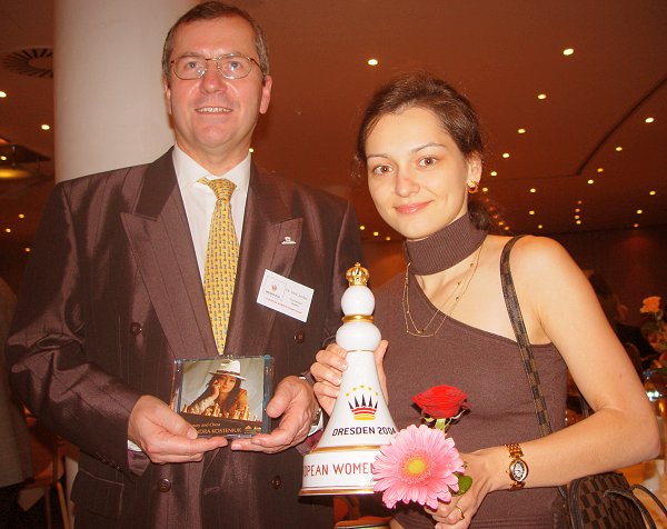 Organisator Dr. Jordan, Siegerin Kosteniuk