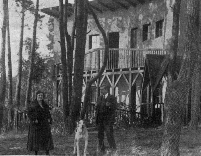 Emanuel Lasker und Frau Martha vor dem Sommerhaus in Thyrow