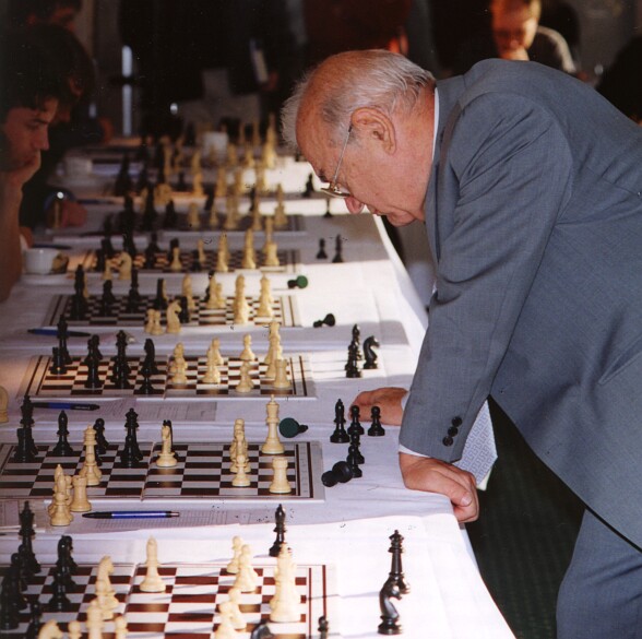 Viktor Kortschnoi beim Simultan in Berlin 2001