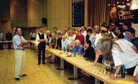 Garri Kasparow im Mittelpunkt