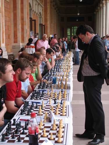 Etienne Bacrot beim Ooser Mannschaftssimultan 2007