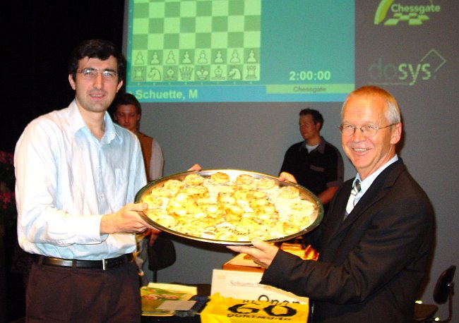 Wladimir Kramnik gratuliert Dr. Helmut Pfleger zu seinem 60. Geburtstag