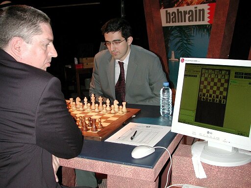Mathias Feist bedient Deep Fritz in Bahrain 2002