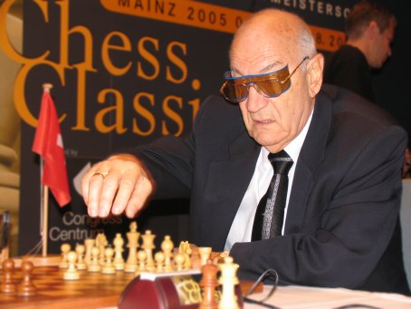 Viktor Kortschnoi mit der Schach-Brille
